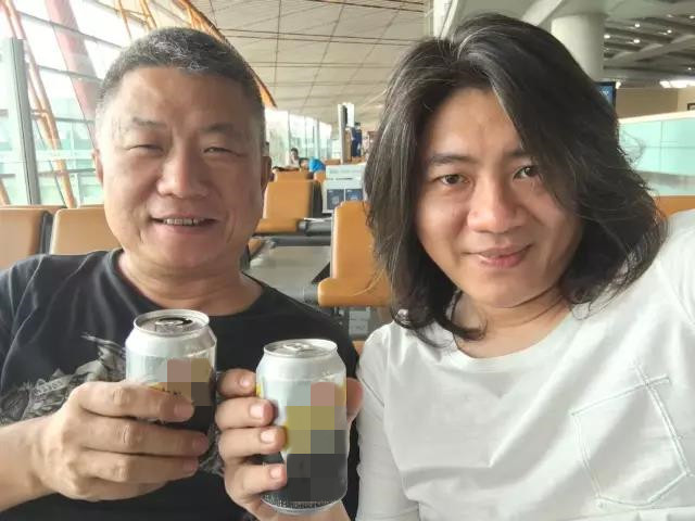 拿保温杯的中年男人,赵明义手里的保温杯