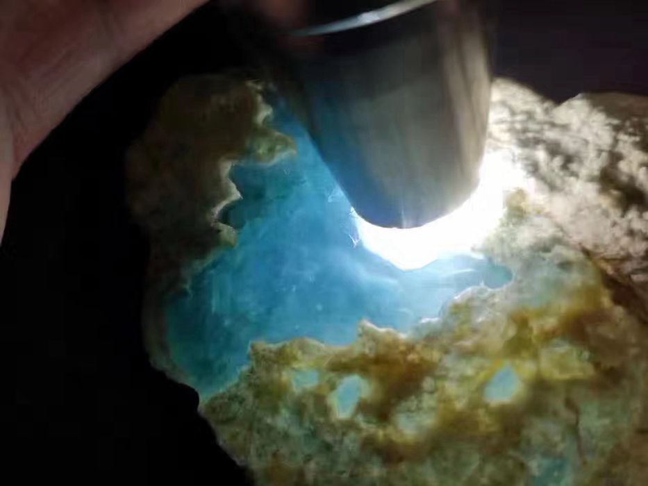 刚买来块5000的翡翠原石,开窗阳绿的翡翠原石能否时来运转