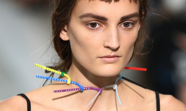 Prada居然出了裹尸袋？只能说有钱人的世界看不懂