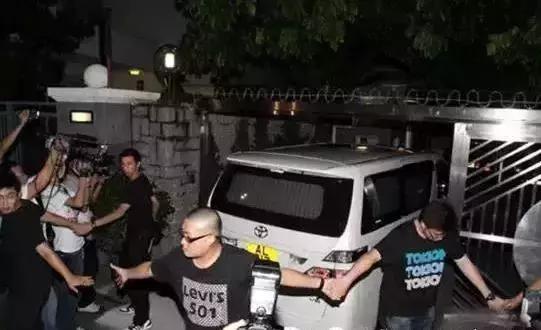 保时捷和奔驰哪个更值得购买,如果给我100万你会怎么选