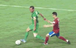 天下足球场上假摔搞笑合集,足球场上最搞笑的假摔