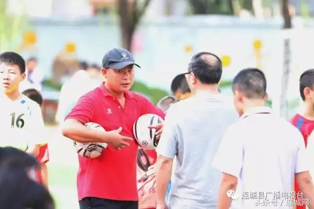 连城实小举办暑期校园足球交流会与厦门思明区小选手切磋球技