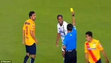 那些无时无刻不在努力练习跳水的足球巨星们