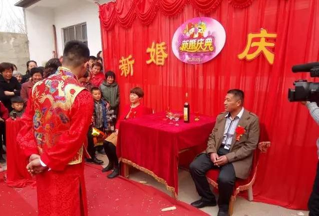 东阿小伙结婚,淮南小伙骑自行车接亲