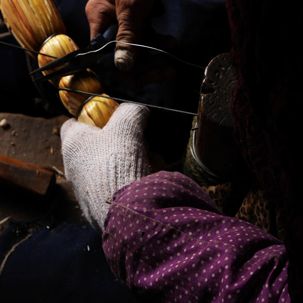 乡村里编竹筐手艺,民间技艺做笤帚