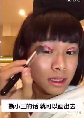 靠一只马克笔化妆为人间*物尤**！深扒网红艾克里里和他的娇喘助理！