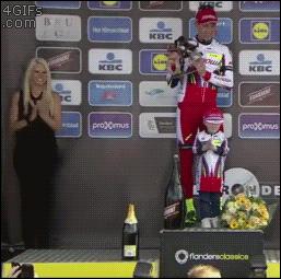 3月16日动图推荐，足球运动员的职业习惯