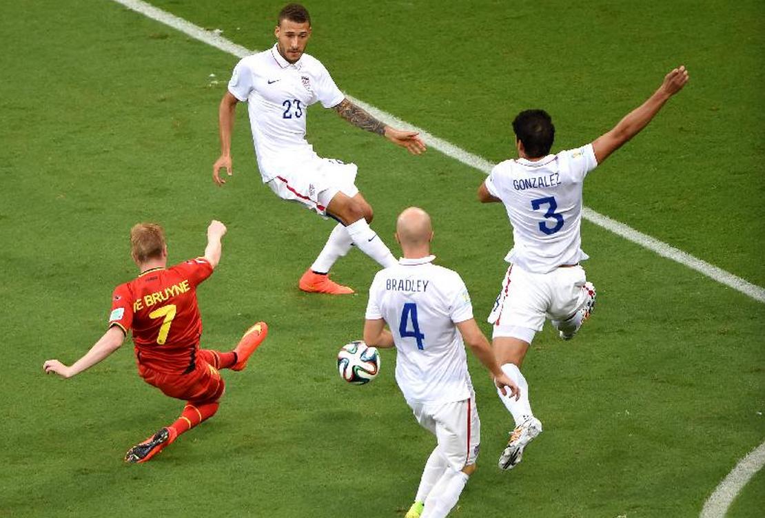 8人制中场的跑位踢法教学,8人制双中场的跑位踢法教学