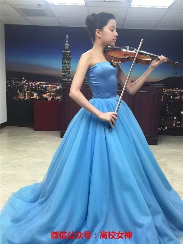 欧阳娜娜三姐妹颜值相差大,欧阳娜娜三姐妹一共几岁了