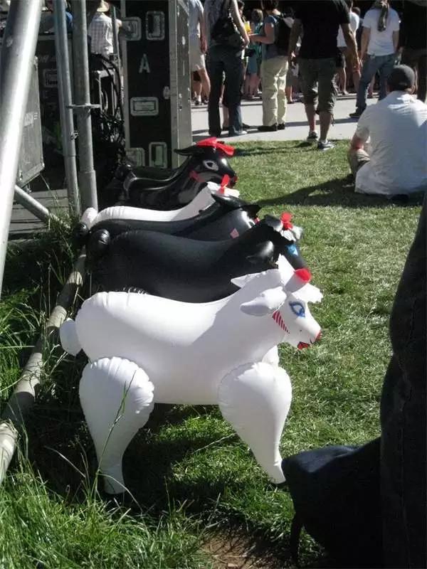 酒店枕头中间有个洞是做什么用的,酒店客房枕头都有哪些