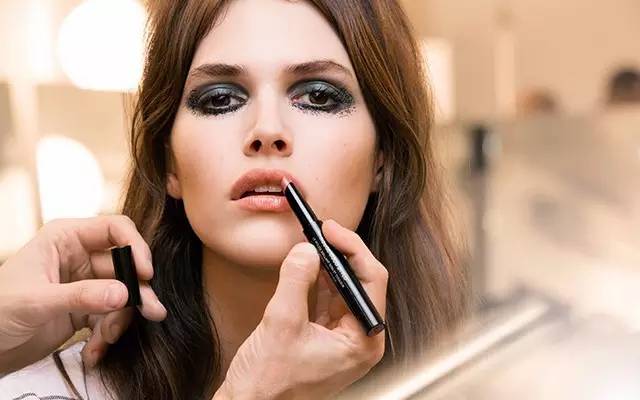 冬季还是春季适合涂唇膏,适合16岁用的唇膏