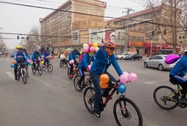 东阿小伙结婚,淮南小伙骑自行车接亲