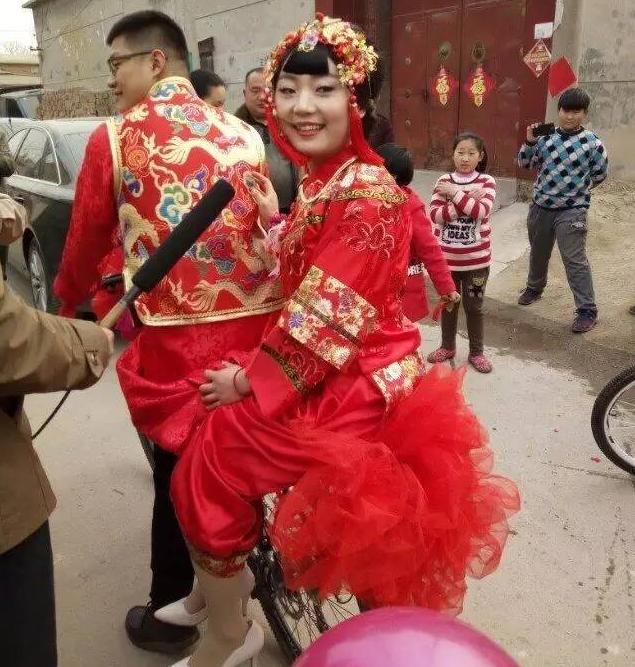 东阿小伙结婚,淮南小伙骑自行车接亲
