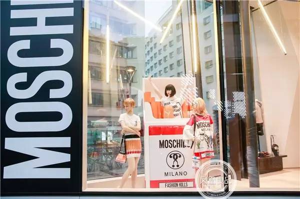 逛翻时装周之米兰站博主把最新款Moschino手机壳给你带回来了！