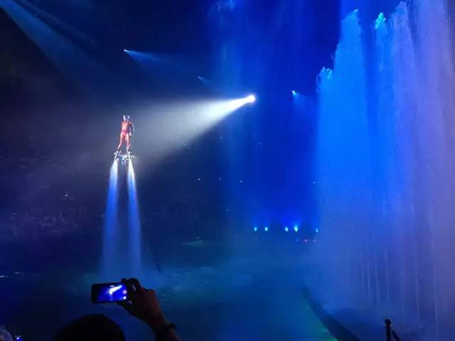 鱼游白沙洲,万达电影乐园汉秀双骄亮灯