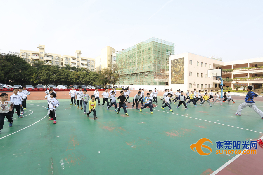 长安中心小学孩纸们好有福，“胡椒”亲自教踢波现场还有人开心到飞起