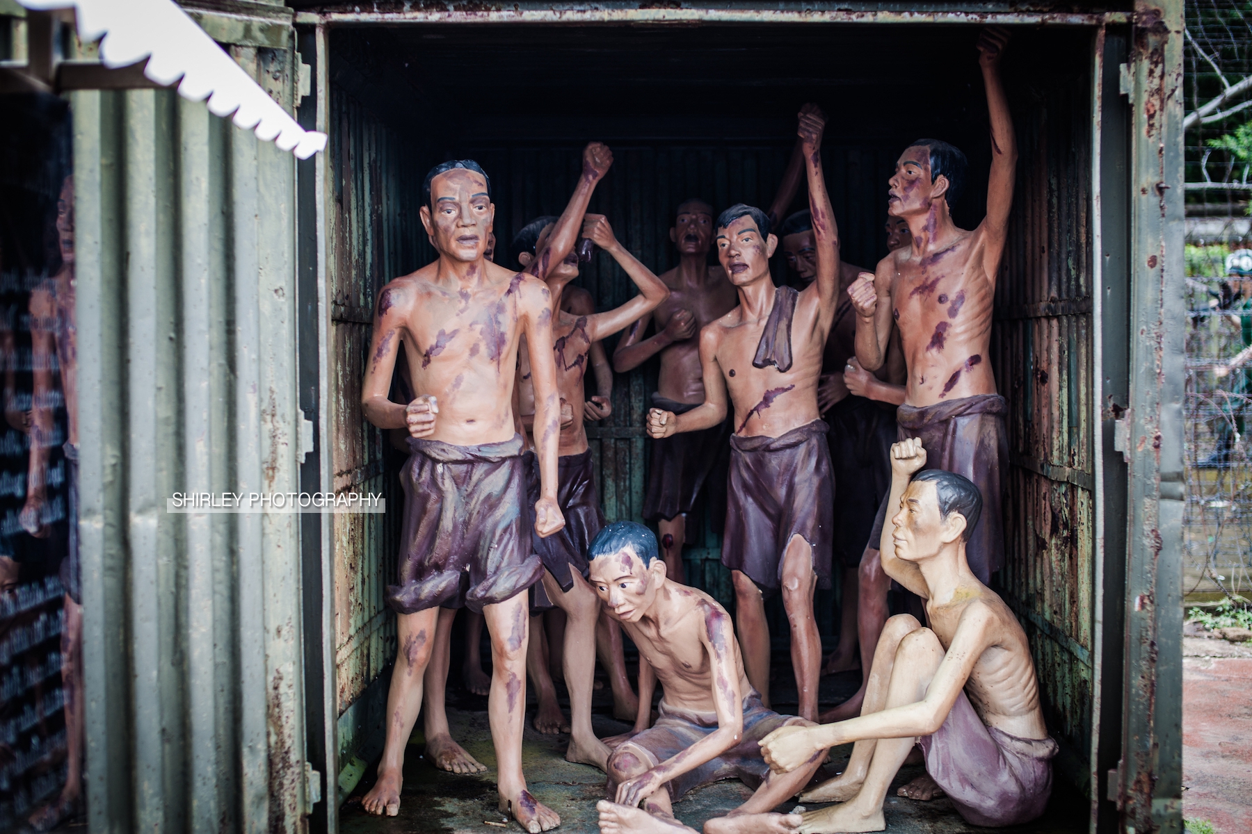 实拍曾经的越南战俘监狱，那的战俘曾遭到电击、水淹、虎笼虐待