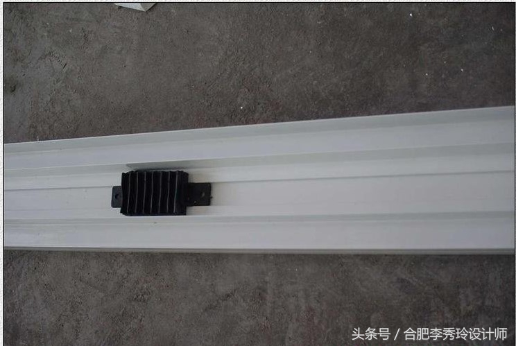 17楼阳台窗户突然掉落，全怪装修队少装这小零件！赶紧回家检查