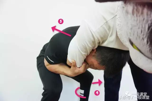 被壮汉勒住脖子该怎么办,被歹徒勒住脖子怎么自救搞笑