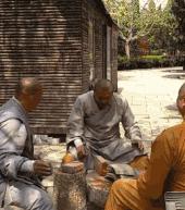 男子救人后无声离开,男子拔火罐拔不出来叫消防队