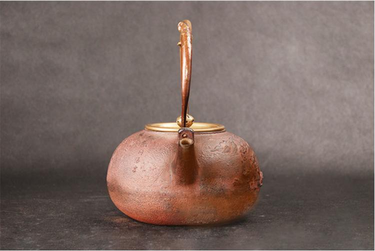 铁壶每天使用前都要清洗掉铁锈,铁壶的除锈和保养