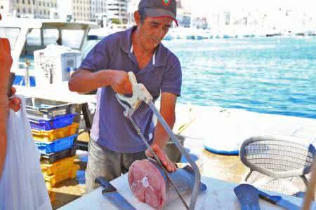 死鱼吃了会中毒吗,吃死鱼会不会中毒