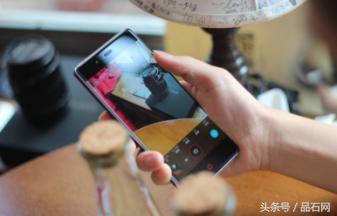 女友将手机丢到水里后，男友庆幸：还好有鑫麦隆