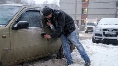 俄罗斯老铁冰天雪地喝伏特加,老俄爱喝伏特加