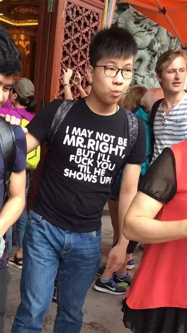 不懂英文衣服上的字母尴尬了,不懂英文别乱穿