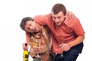 俄罗斯老铁冰天雪地喝伏特加,老俄爱喝伏特加