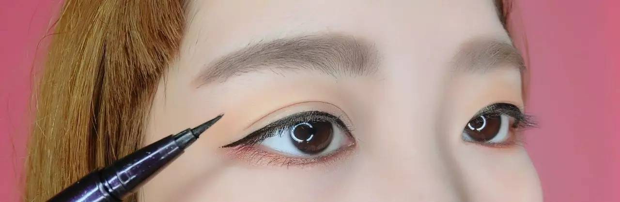 可以带着游泳的耳机,可以带着游泳的电话手表