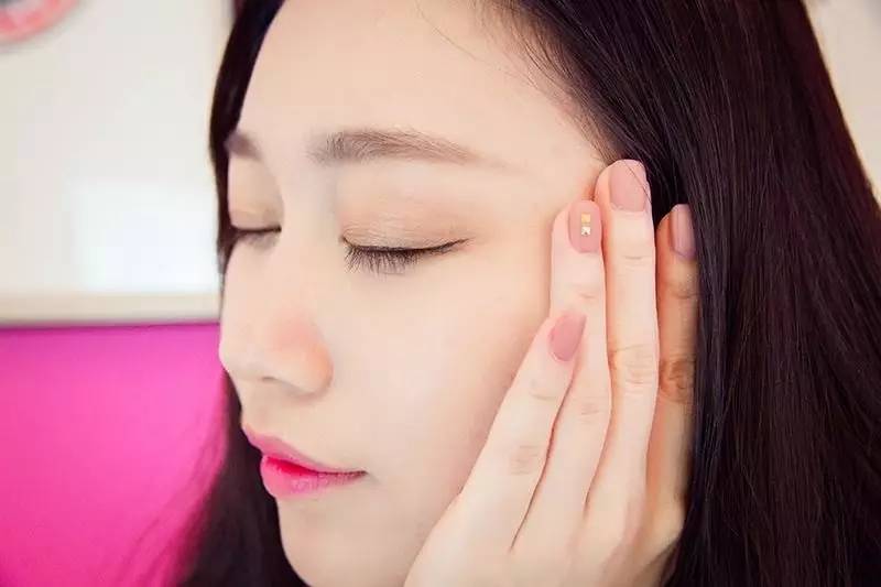 可以带着游泳的耳机,可以带着游泳的电话手表