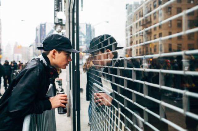 够拽丨Supreme抢货机器人，让这些哥们赚了一个亿