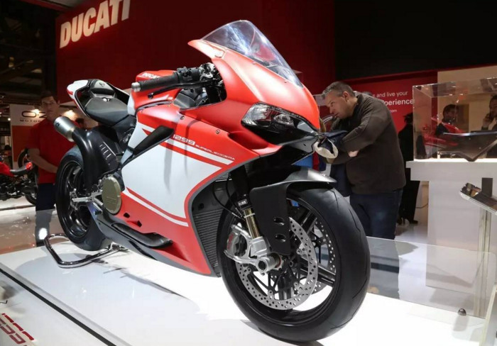 200匹的马力,极致轻量化车重,超跑遇到都不敢轻易轰油门*威示**