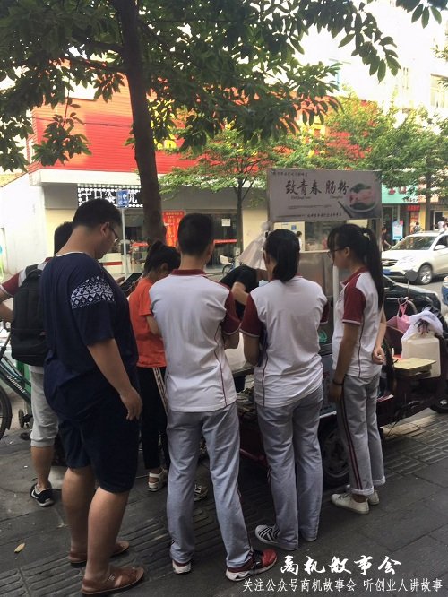 普通打工仔学校门口卖肠粉生意火爆