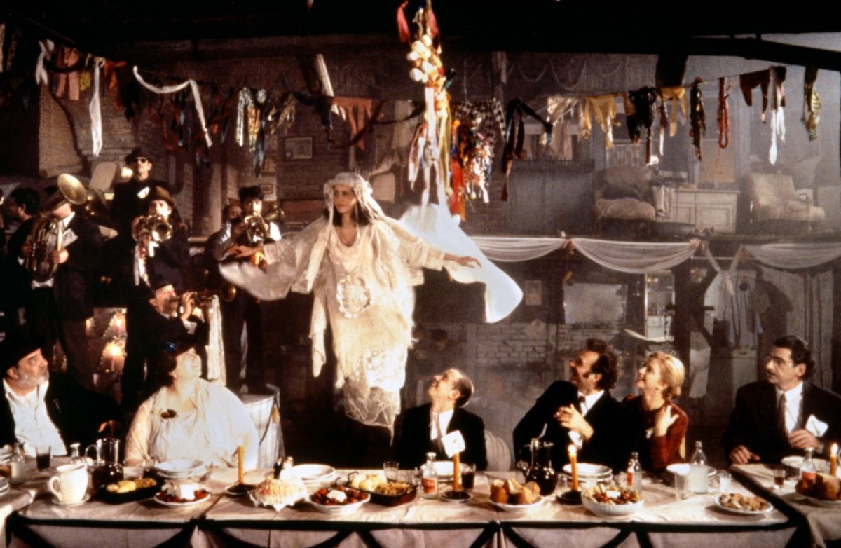 没有哪部片子比它更百年孤独,荒诞的故事下藏着史诗般寓意!