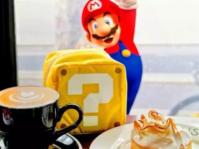 超级玛丽溜进了咖啡馆，扬言不服来战！