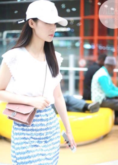 李沁现身机场，Sandro上衣，搭配气质短裙，小姐姐*服私**品味不错