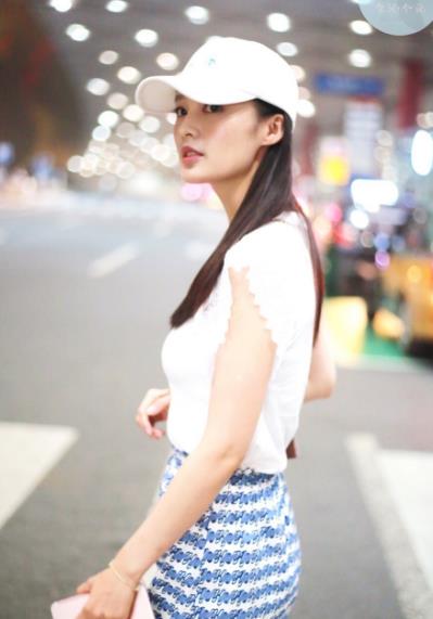 李沁现身机场，Sandro上衣，搭配气质短裙，小姐姐*服私**品味不错