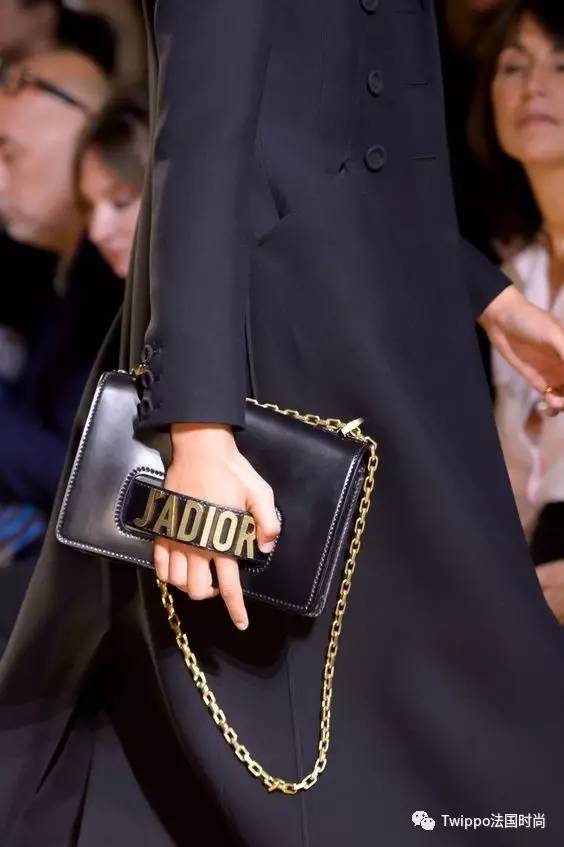 现在还流行挎肩包吗,现在流行手提包还是链条包
