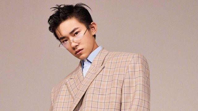 易烊千玺最新时尚封面,16岁易烊千玺直播回放