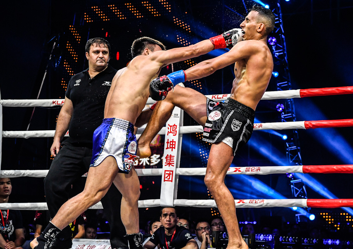 中国小伙惨被2次踢裆直打滚，打急眼铁腿狂扫踢瘸世界名将