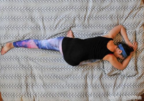 早上起床背痛活动后缓解,早上起来后背疼痛怎么缓解