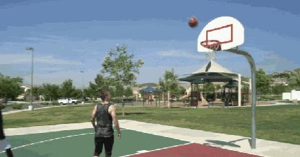 In-and-Out+背后运球教程