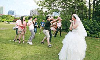 备辣椒、吹毒烟……许昌旧时这样闹洞房？现在又变成这样了！