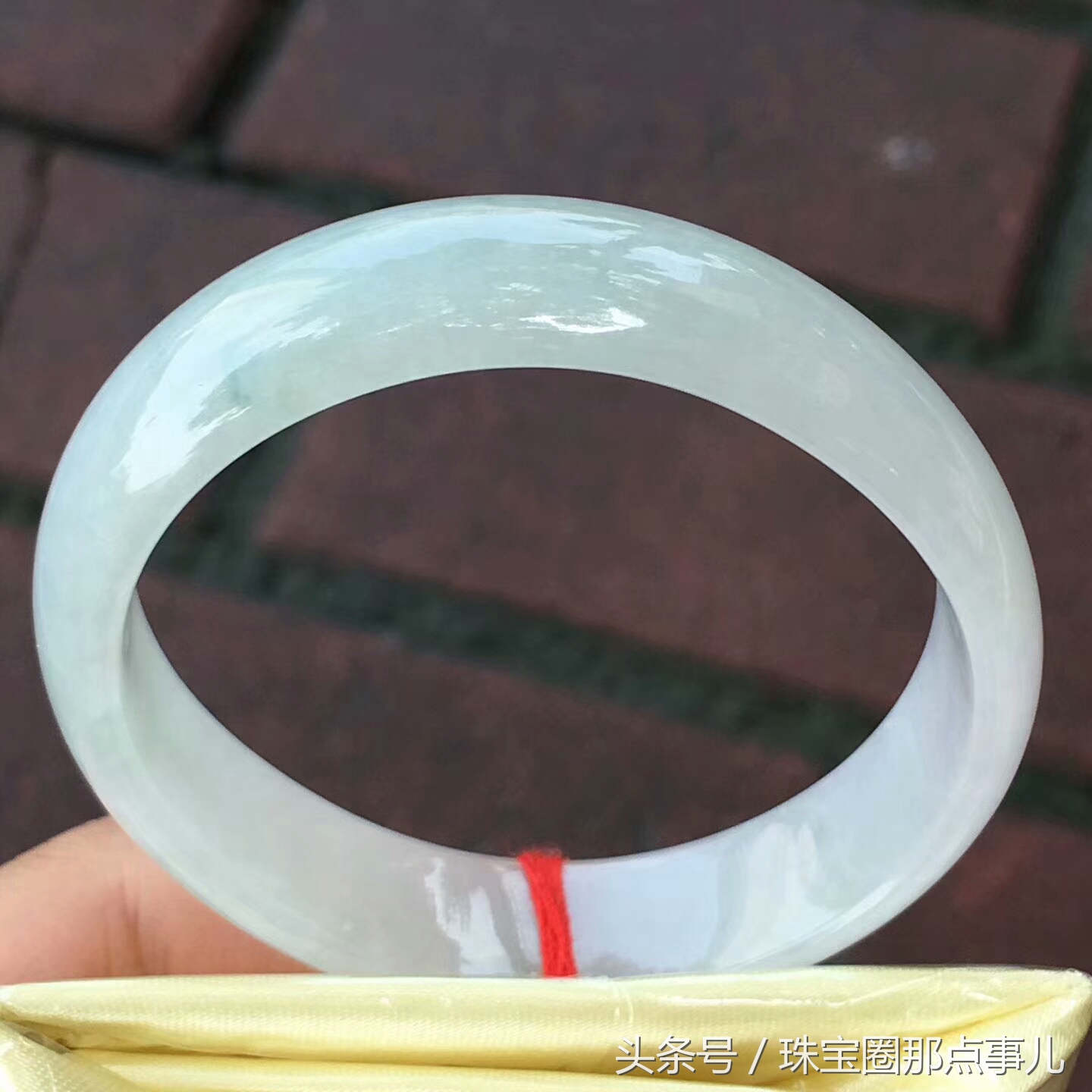 万元左右的玉手镯值得买吗,万元左右的翡翠镯芯料