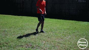 如何踢出一脚完美的侧身凌空抽射,足球射门动作的上半身正确姿势