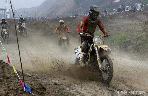 摩托车下雨总是熄火,125摩托车一加油就熄火是怎么回事