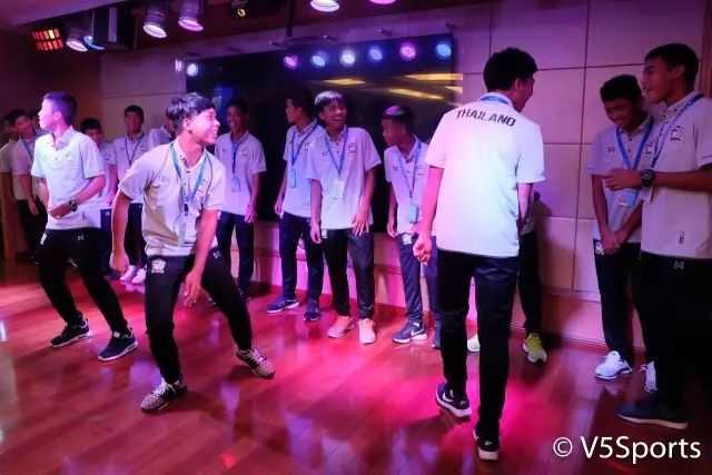 嗨翻天！亚洲足球小将夜游江城六国少年才华横溢