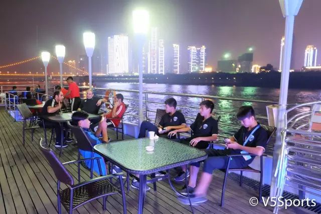 嗨翻天！亚洲足球小将夜游江城六国少年才华横溢